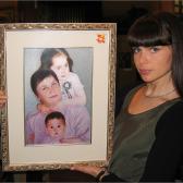 Инна Гомес с вышитым семейным портретом.